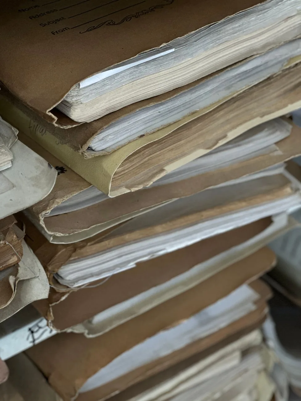 Piles de dossiers et de registres empilés les uns sur les autres