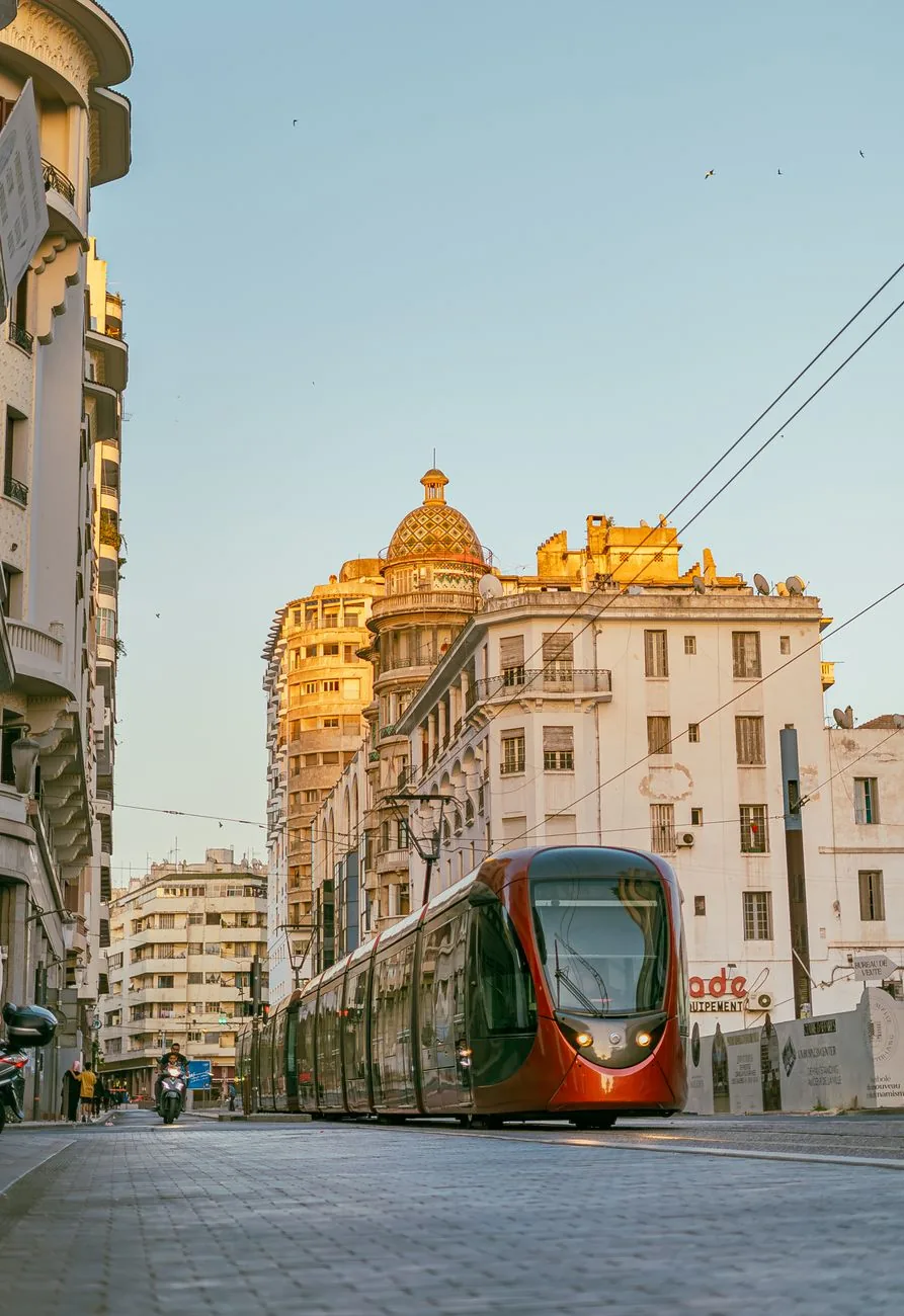 Rame de tramway remontant une avenue bordée d’immeubles art déco, au Maroc