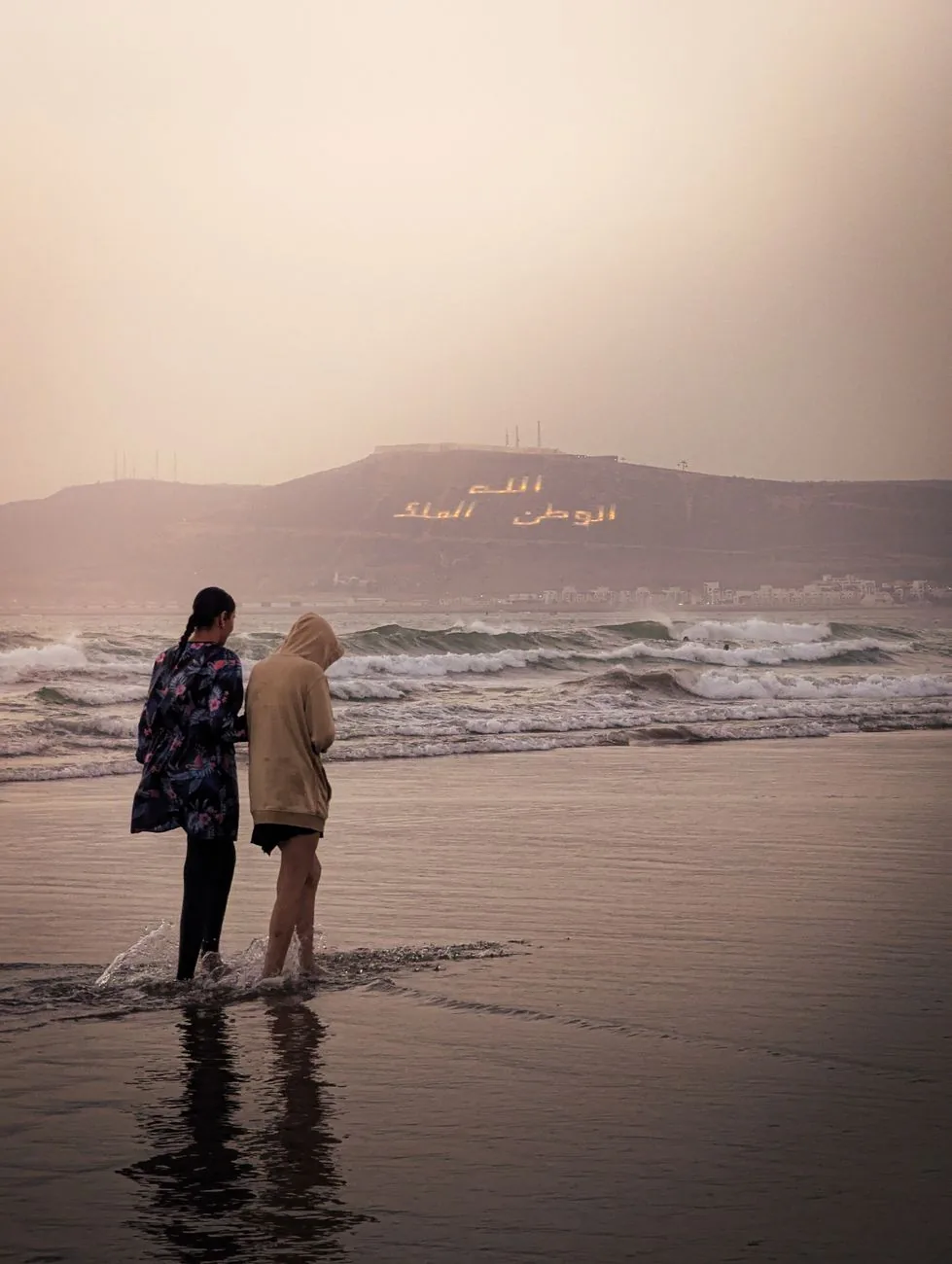 Plage d’Agadir et colline d’Oufella portant une inscription en lettres blanches