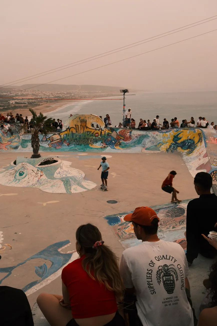 Promenade en bord de mer à Agadir, terrasse ouverte et fresque colorée face à l’océan