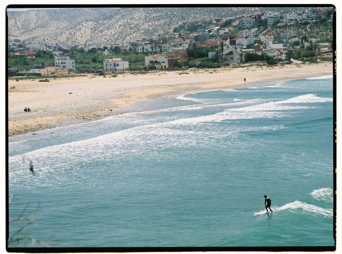 Surfeur sur une vague au large de la côte de Taghazout, au nord d’Agadir