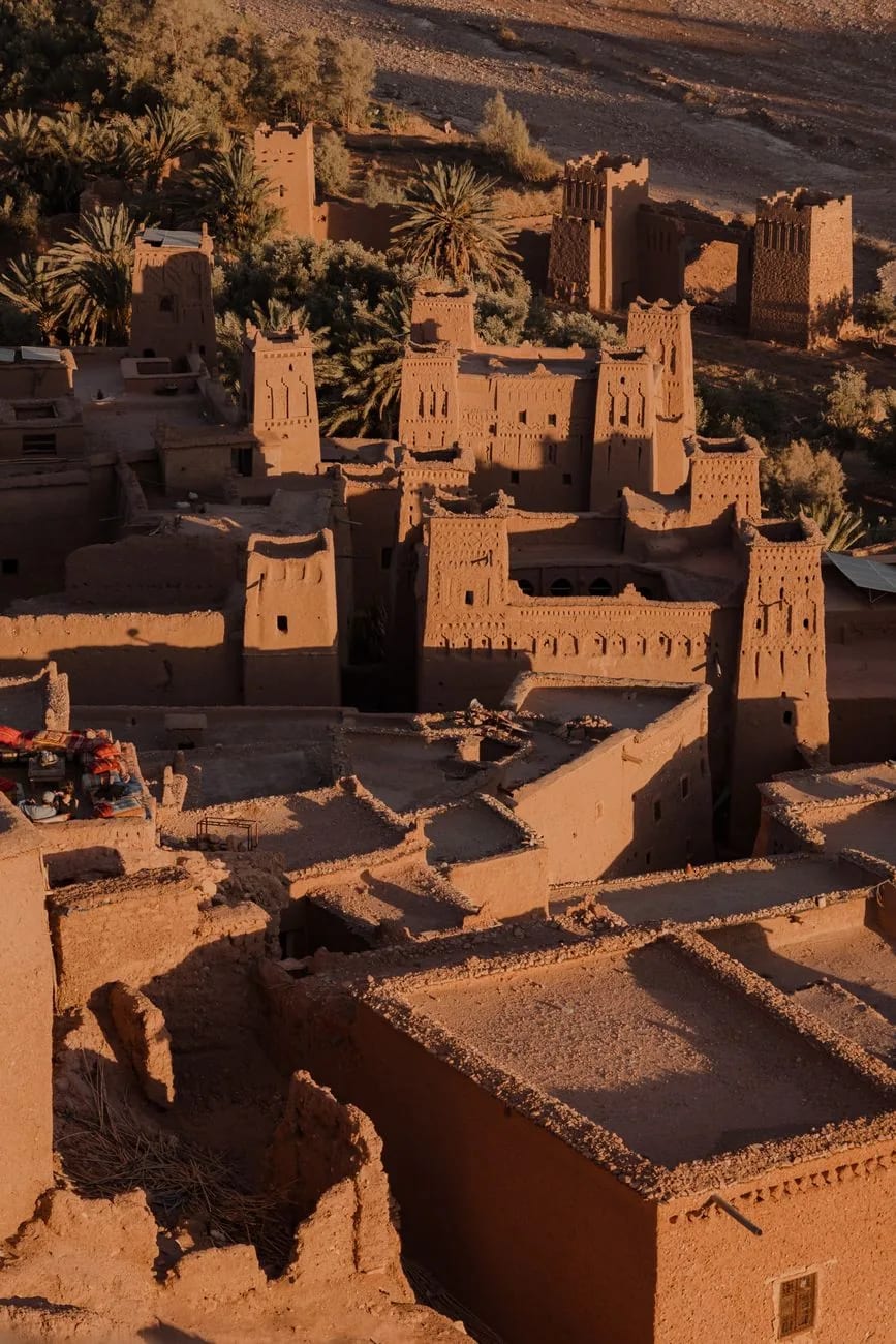 Toits et tours de terre du ksar d’Aït Ben Haddou vus depuis les hauteurs
