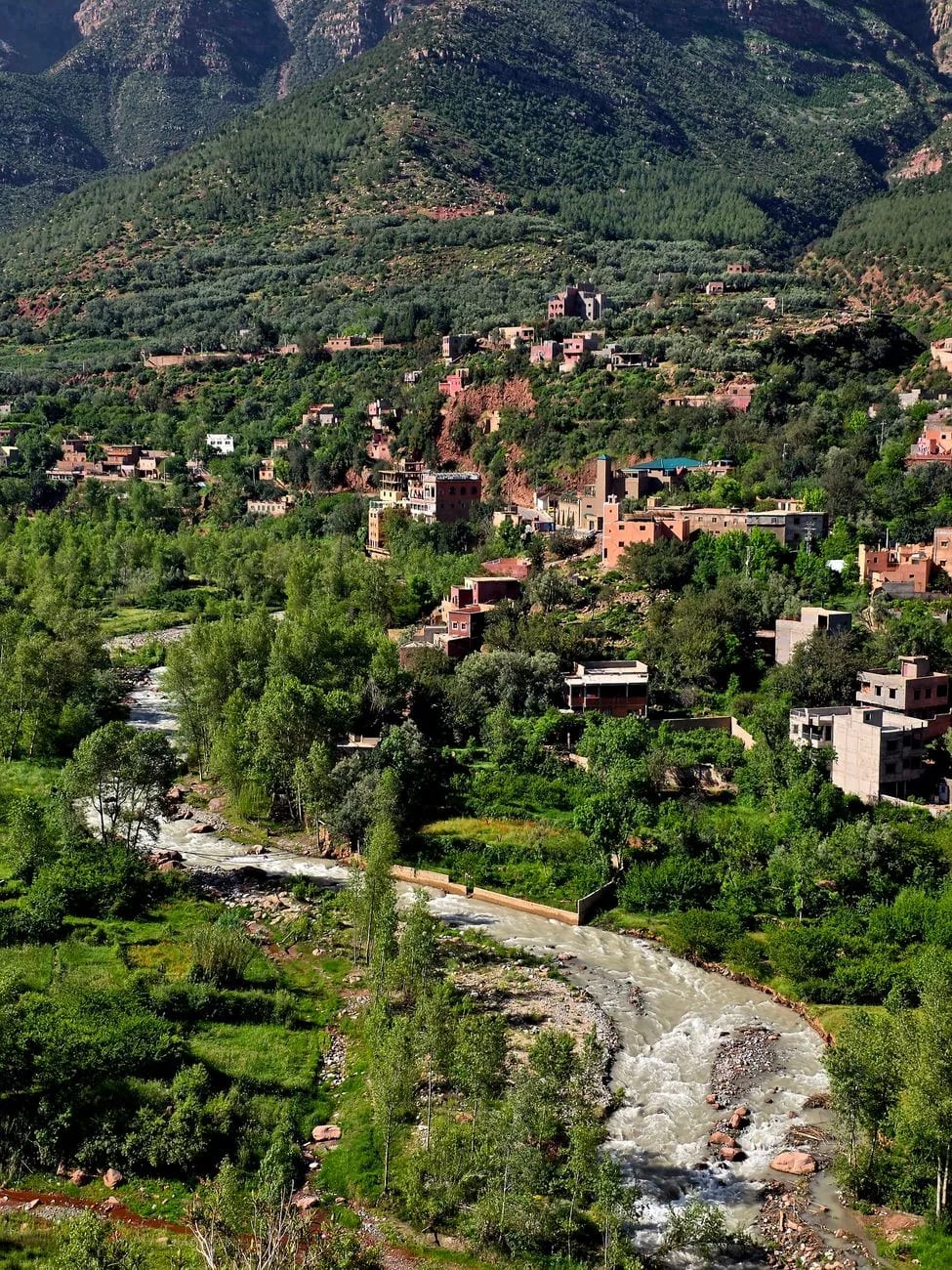 Village berbère aux maisons de terre accroché au flanc d’une vallée de l’Atlas
