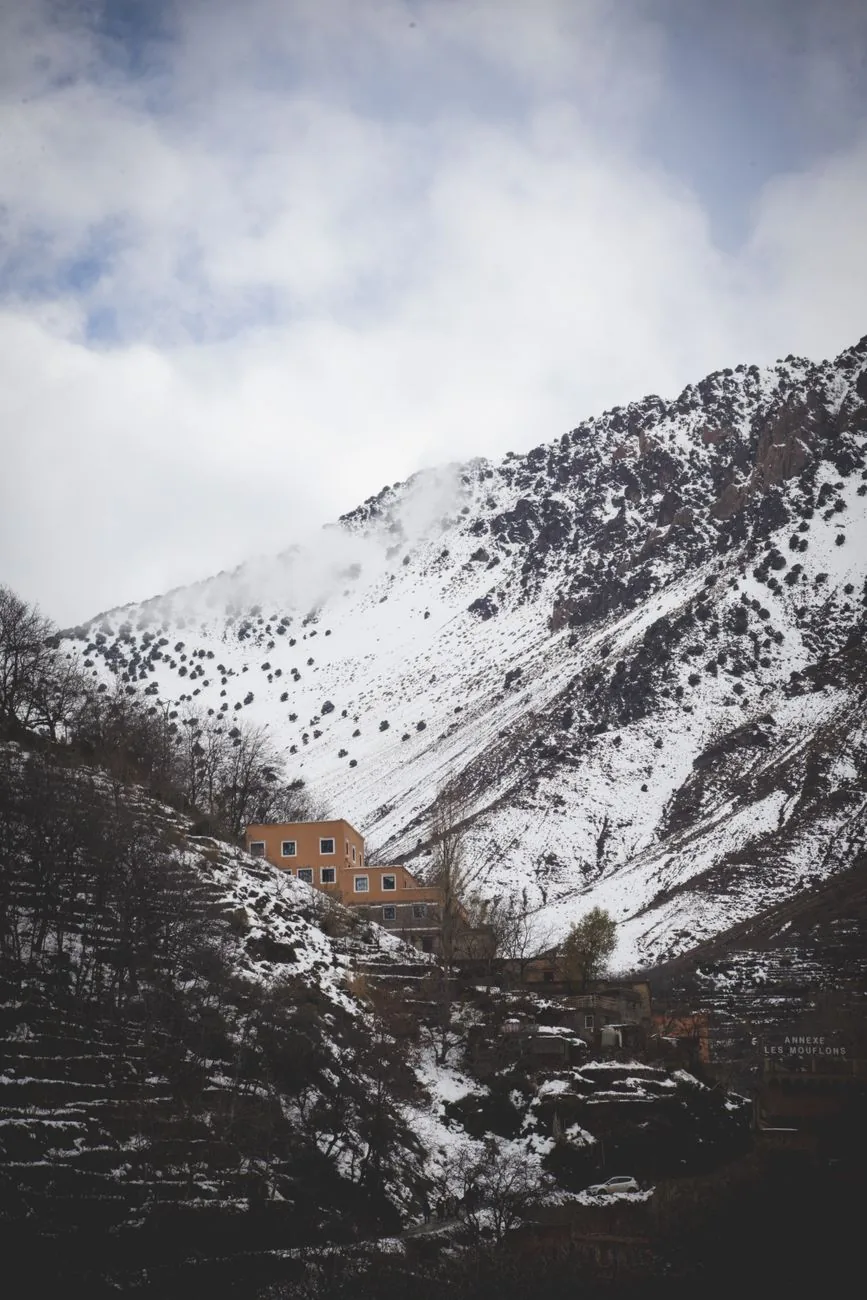 Hameau de montagne sous la neige, versant du Haut Atlas marocain