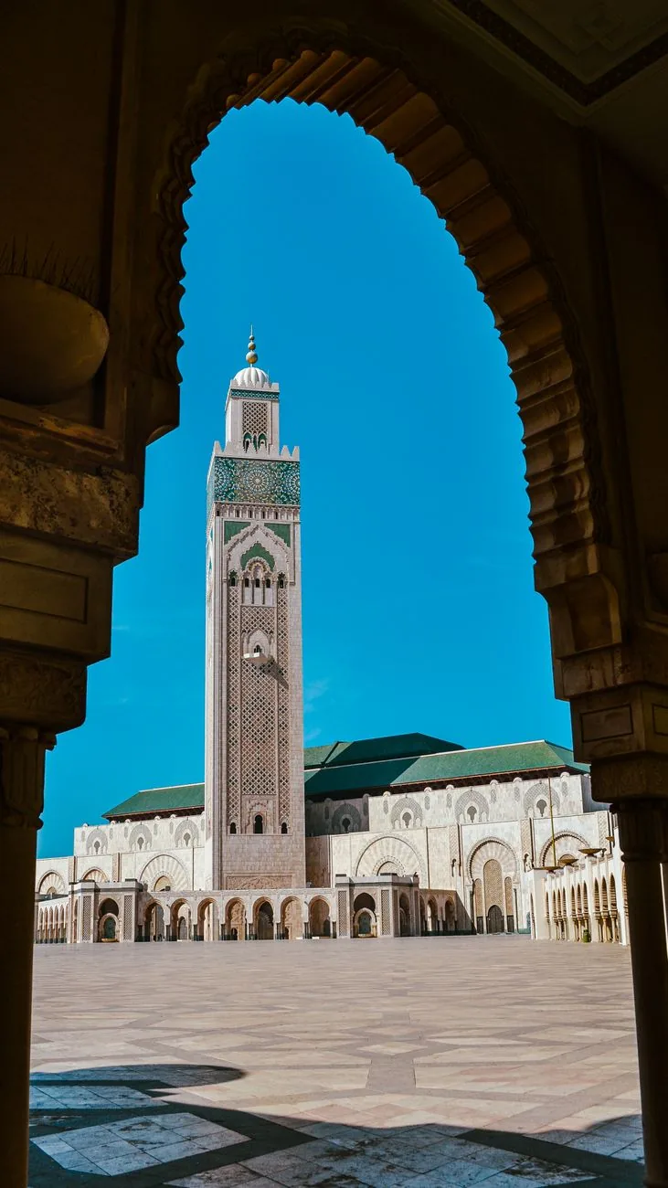Minaret de la mosquée Hassan II encadré par une arche, Casablanca