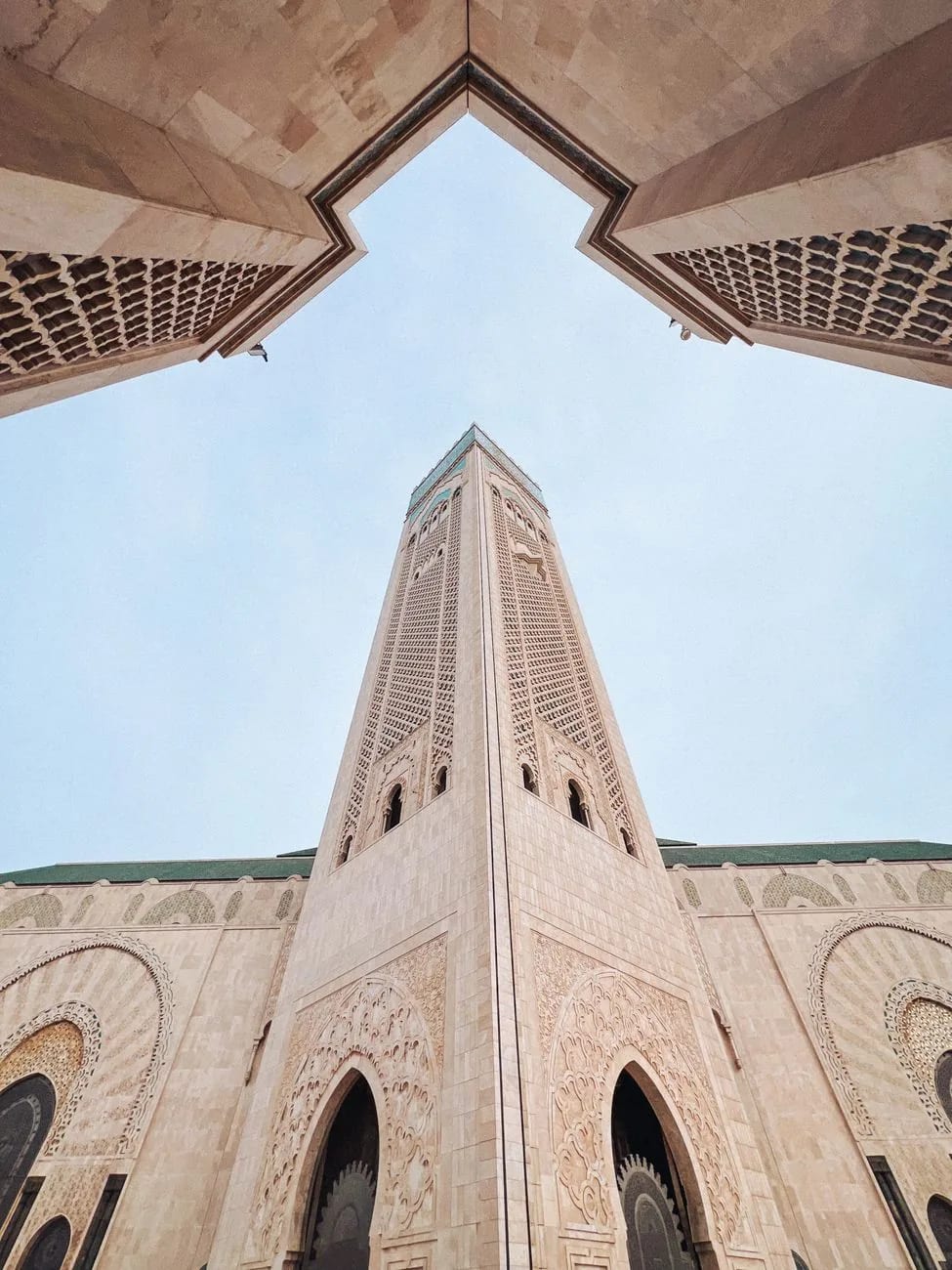 Minaret de la mosquée Hassan II vu en contre-plongée à Casablanca