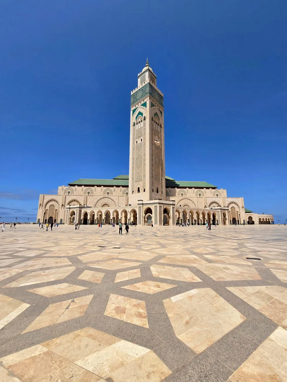 Mosquée Hassan II de Casablanca vue depuis son esplanade en zellige