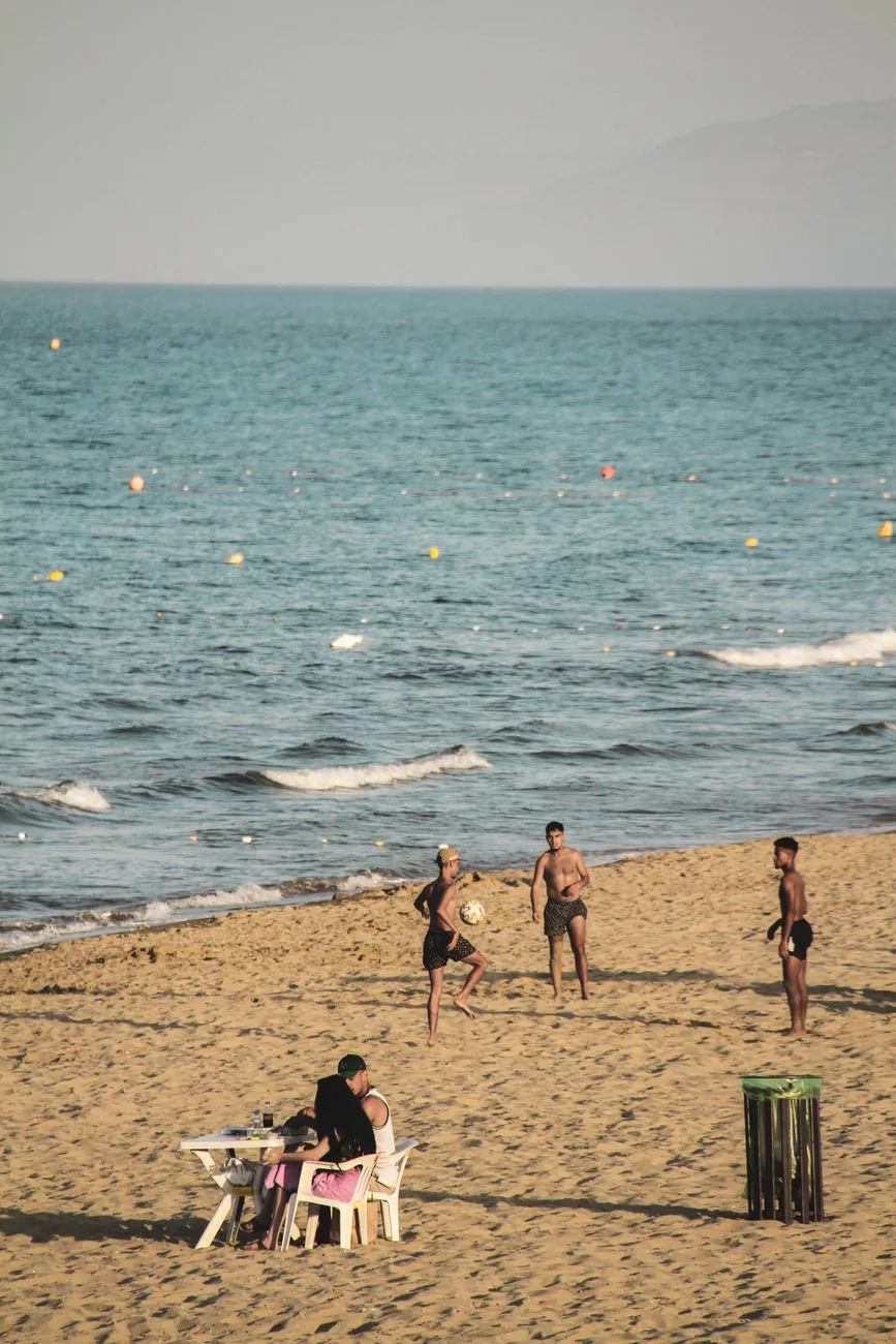 Plage urbaine de Casablanca, baigneurs et parasols face à l’Atlantique