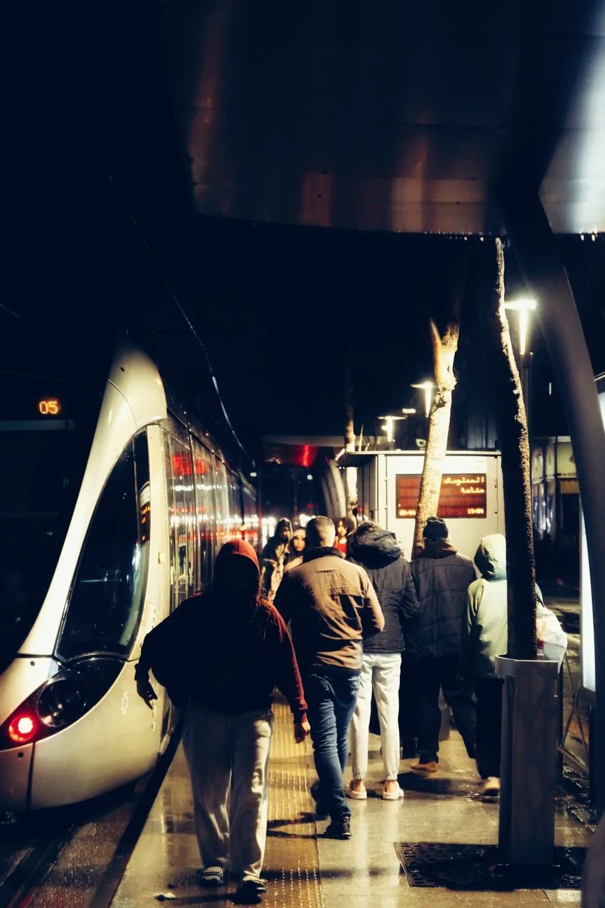 Intérieur d’une rame de tramway à Casablanca en soirée, voyageurs debout