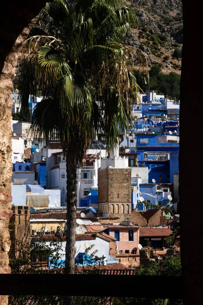 Vue générale de Chefchaouen, maisons bleues étagées à flanc de montagne dans le Rif