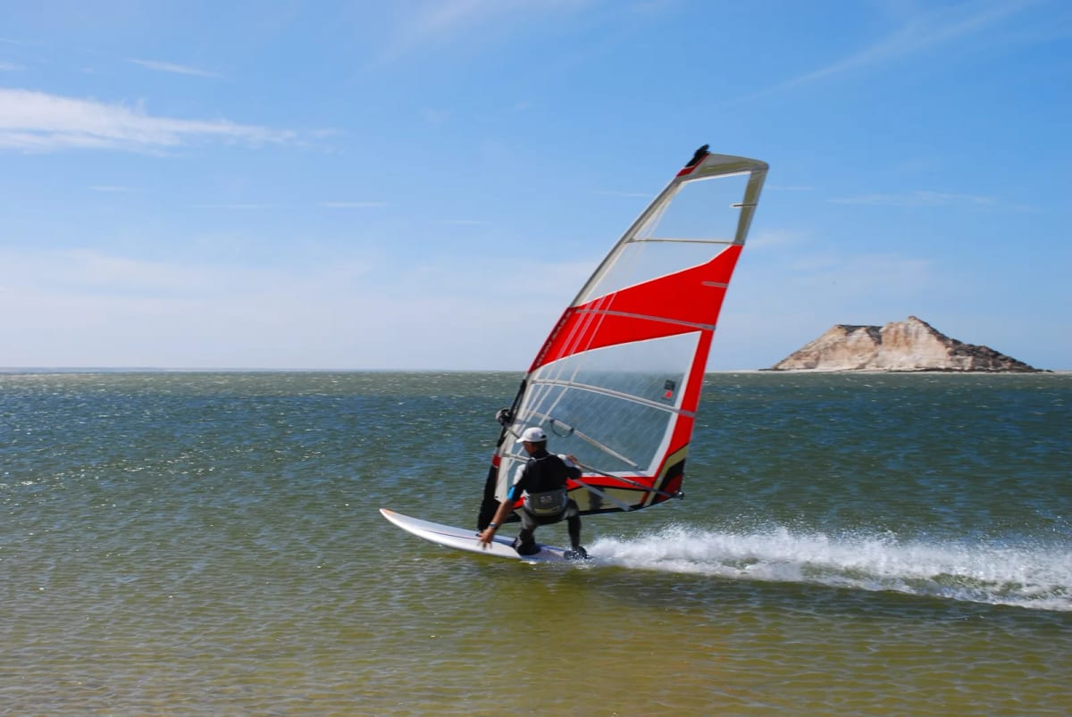 Planchiste sur la lagune de Dakhla devant l’île du Dragon