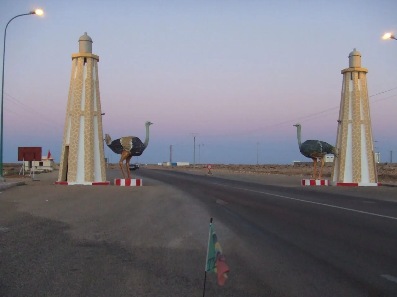La route nationale N1 à la sortie de Boujdour, en direction de Dakhla