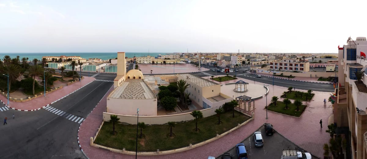 Vue de la ville de Dakhla avec sa mosquée et la mer en arrière-plan