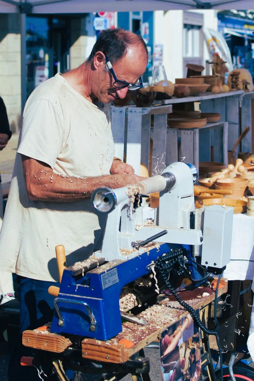Artisan tournant une pièce de loupe de thuya dans un atelier d’Essaouira