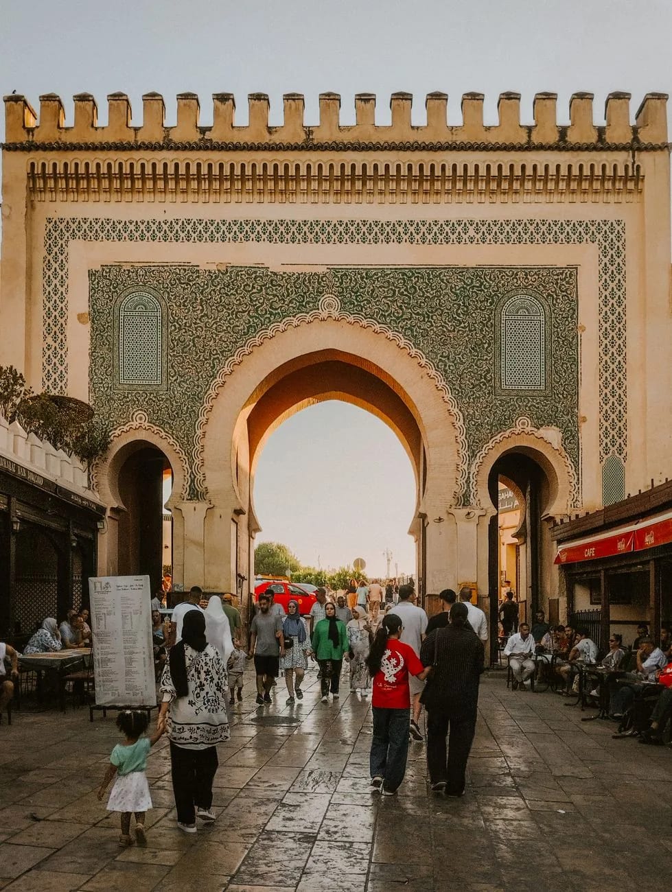 Bab Boujloud, la porte bleue de Fès, arc en fer à cheval et faïence bleue