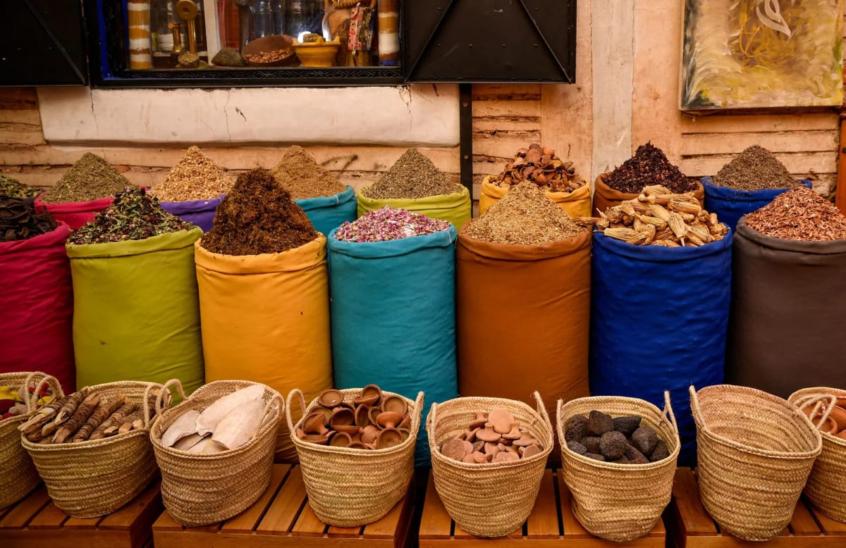 Sacs d’épices et paniers d’ingrédients dans un souk de Fès
