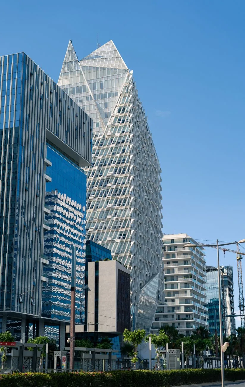 Tours de verre du quartier d’affaires de Casablanca sous un ciel dégagé