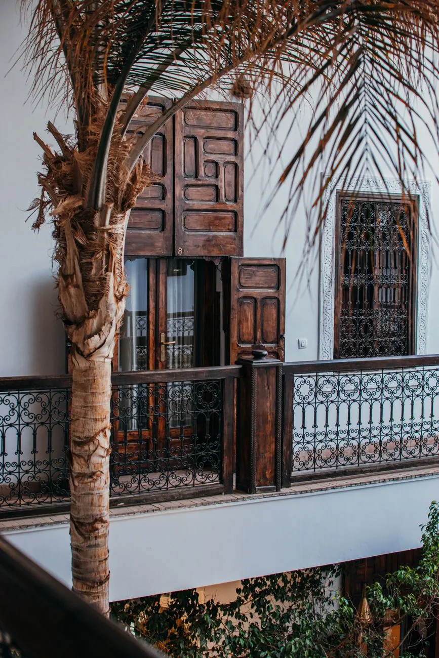 Balcon en fer forgé et moucharabieh en bois sculpté d’une maison marocaine
