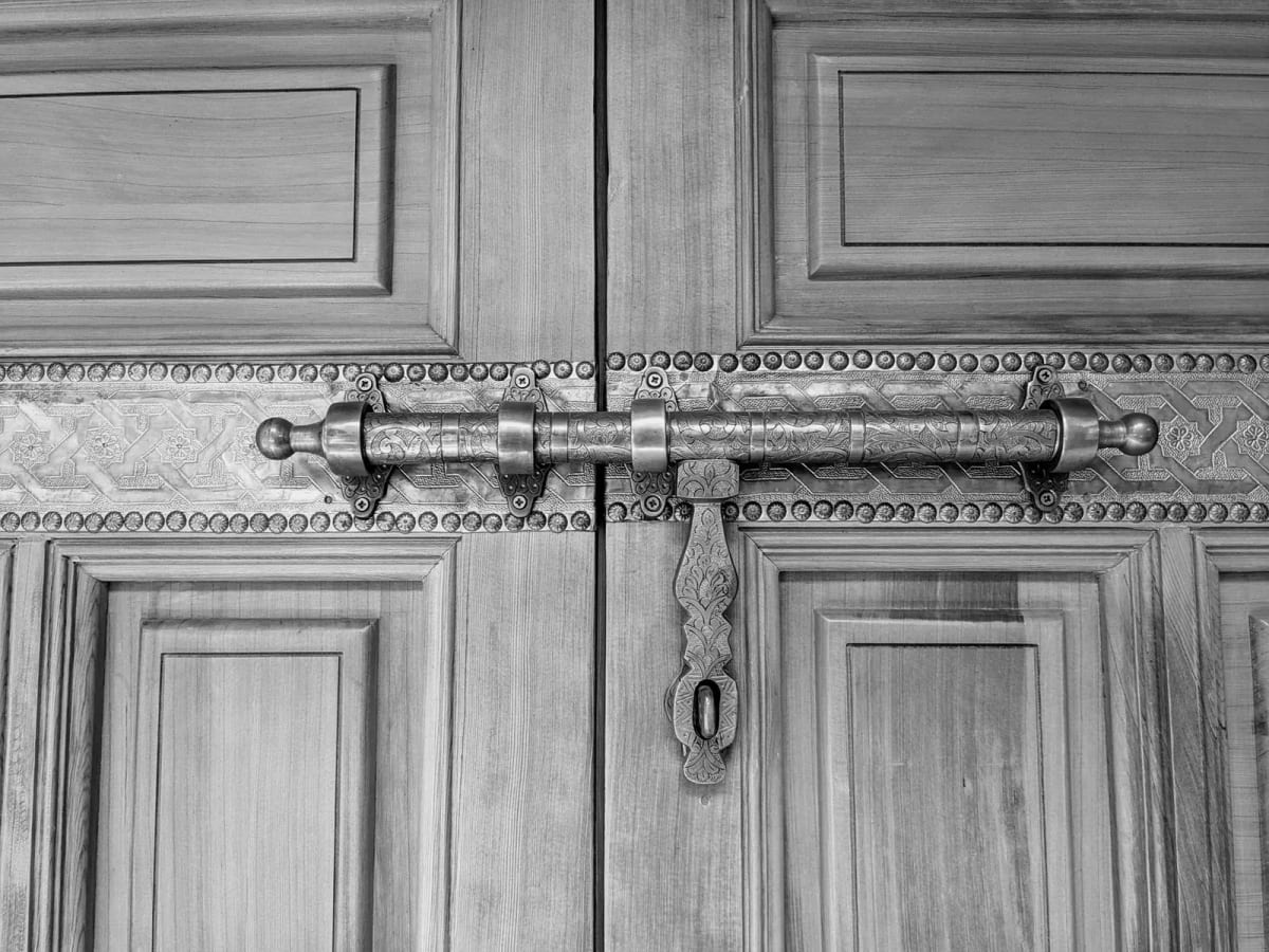 Verrou de laiton fermant les deux battants d’une porte ancienne