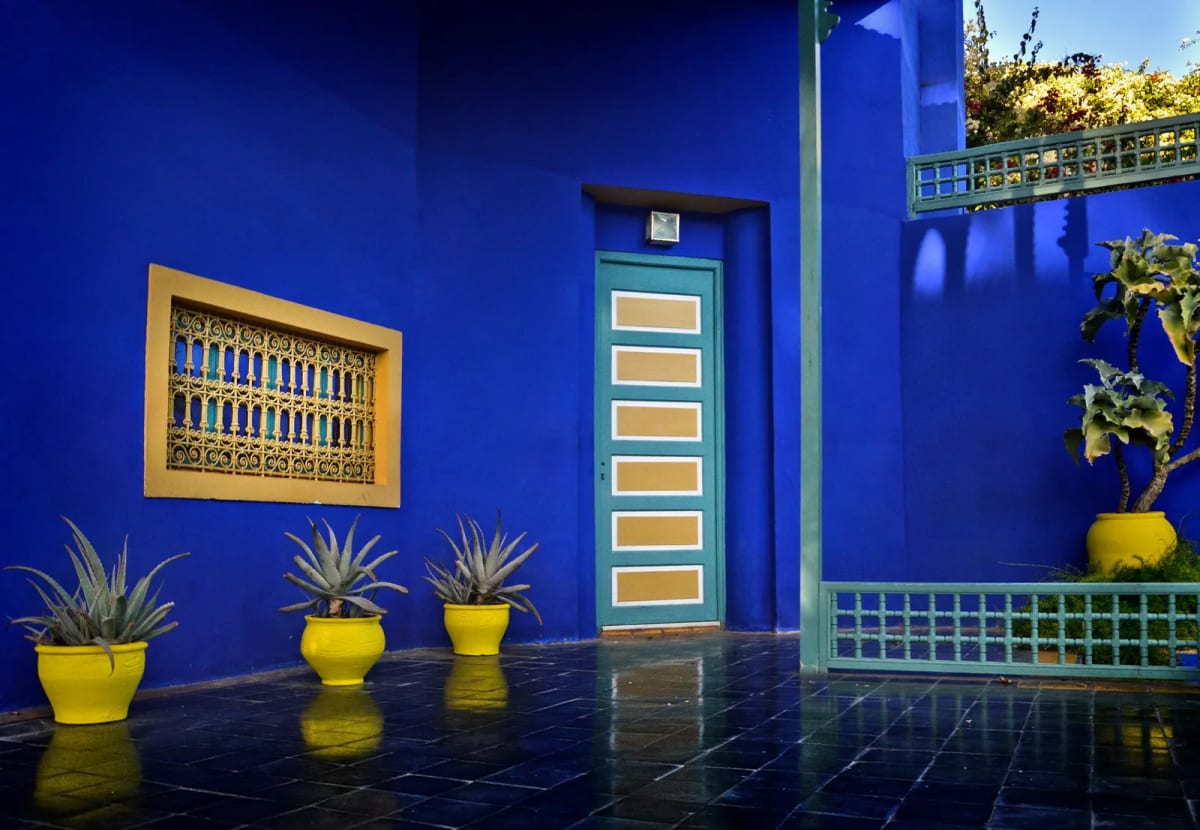 Mur bleu Majorelle et pots jaunes dans le jardin Majorelle à Marrakech