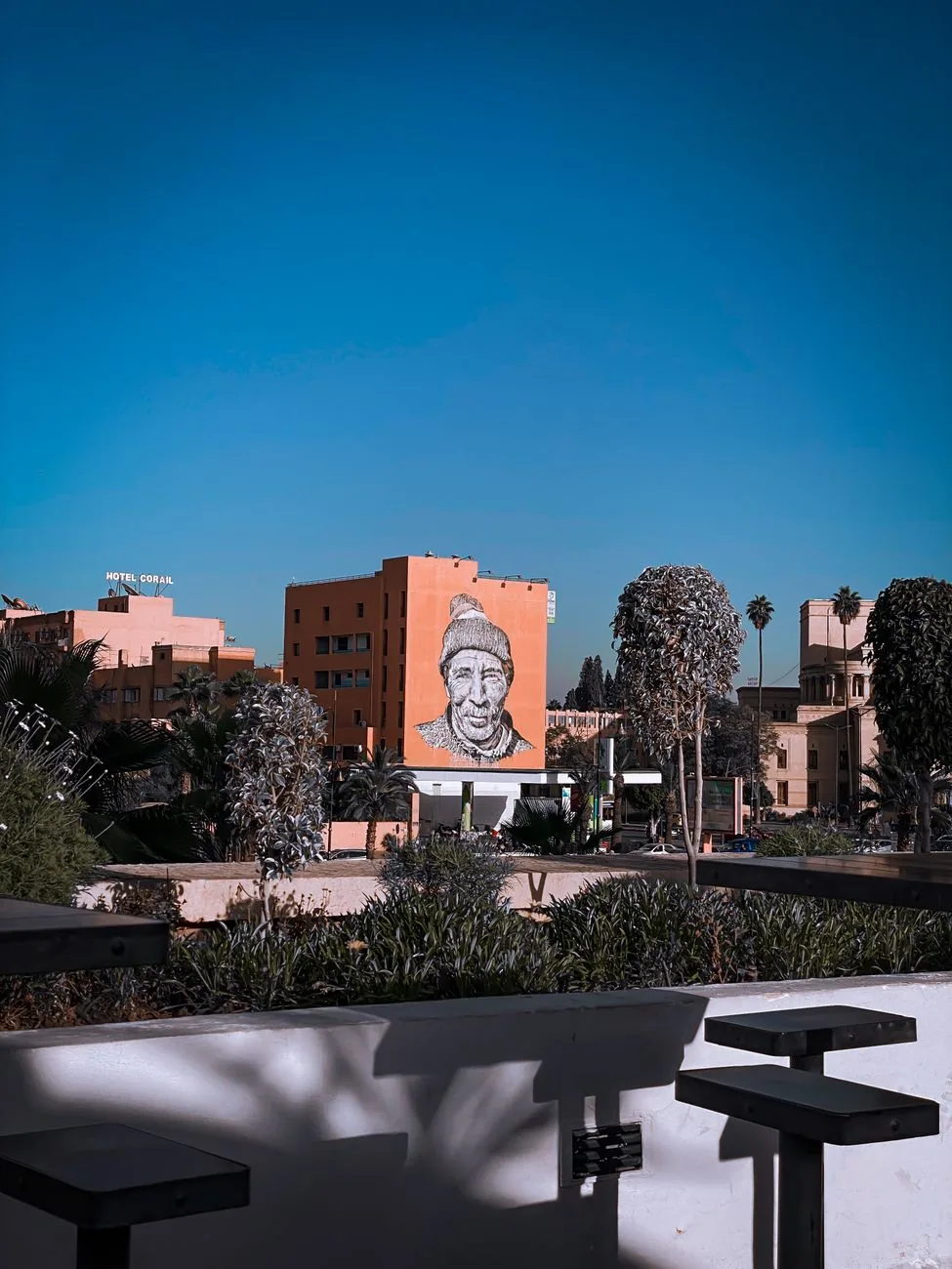 Rue de Guéliz à Marrakech, immeuble ocre orné d’une fresque murale