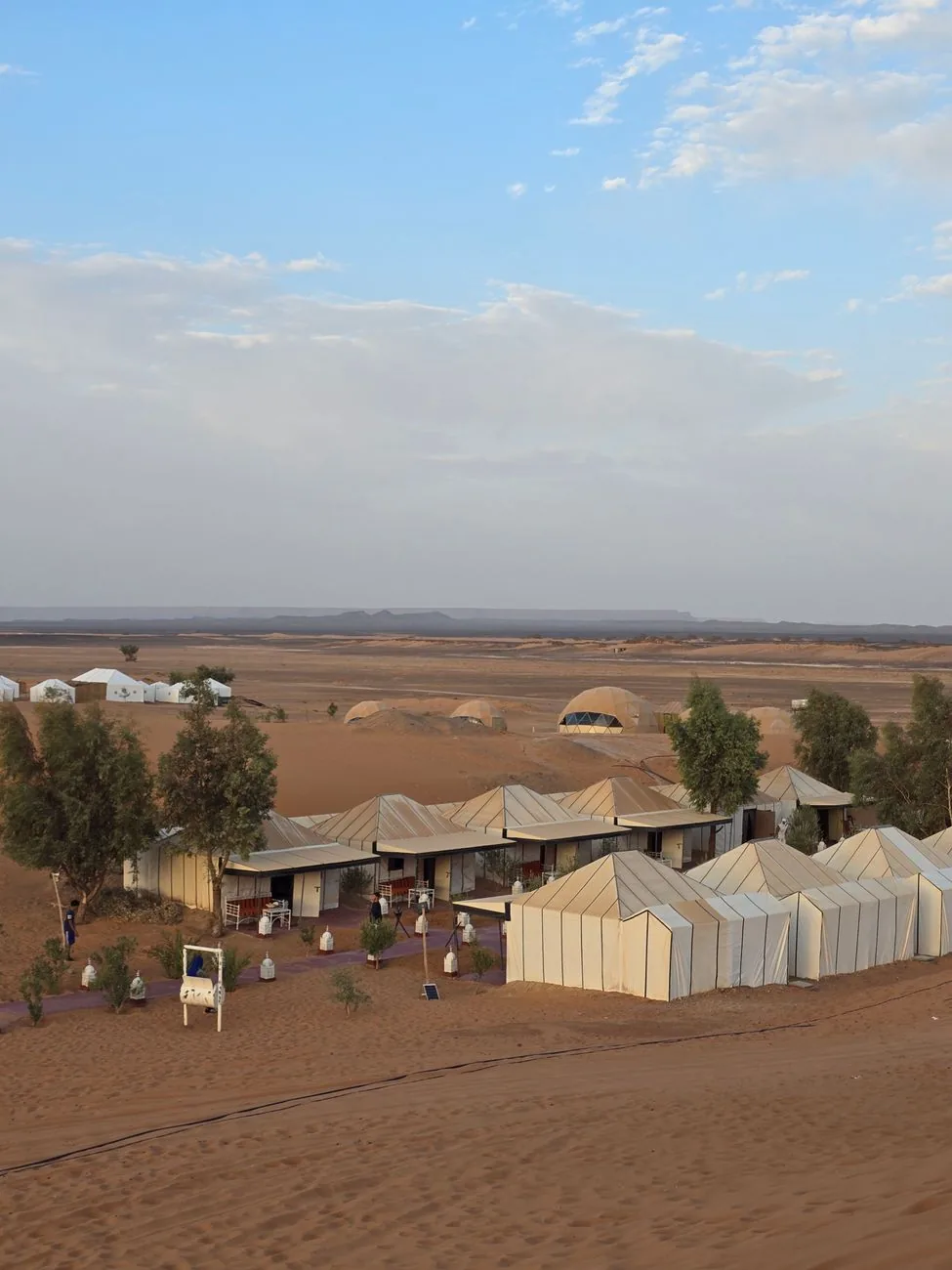 Tentes berbères d’un bivouac installé au pied des dunes à Merzouga