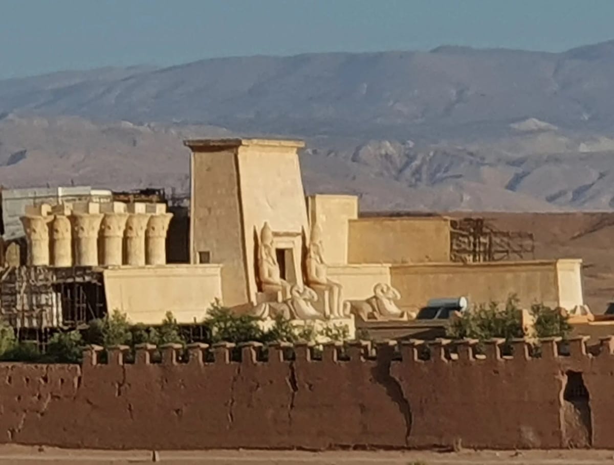 Décor égyptien à statues derrière le mur crénelé des studios Atlas, Ouarzazate