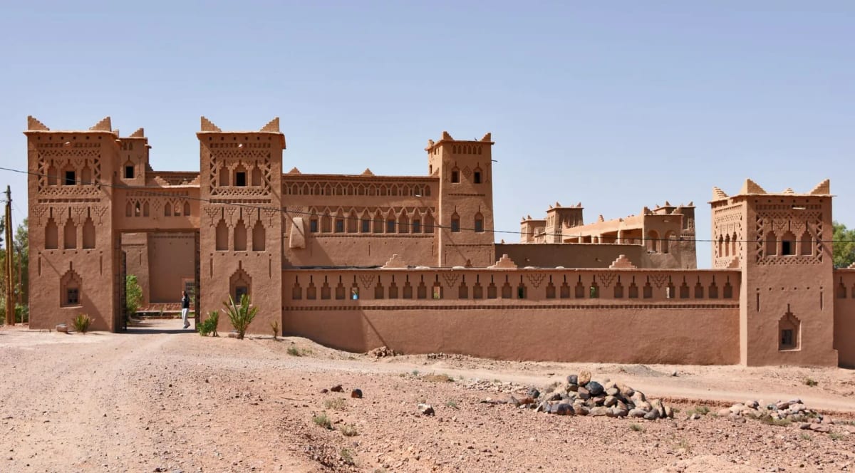 Kasbah Amridil en pisé à Skoura, tours à crénelures pointues