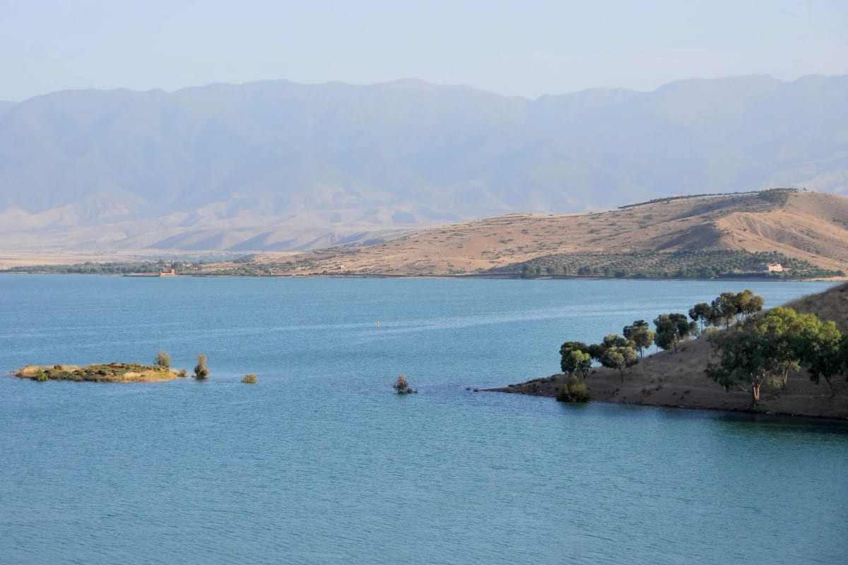 Le lac du barrage El Mansour Eddahbi et les montagnes, près d’Ouarzazate
