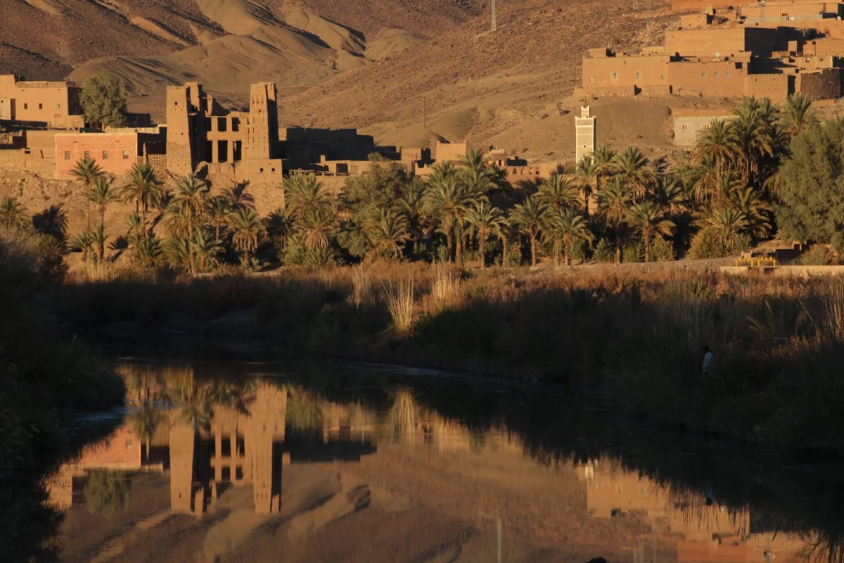 Village d’Agdz et sa palmeraie se reflétant dans l’oued Draa