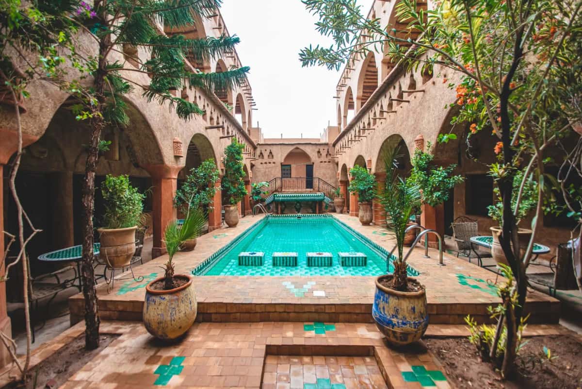Cour de riad avec piscine au Maroc, vie de retraité paisible