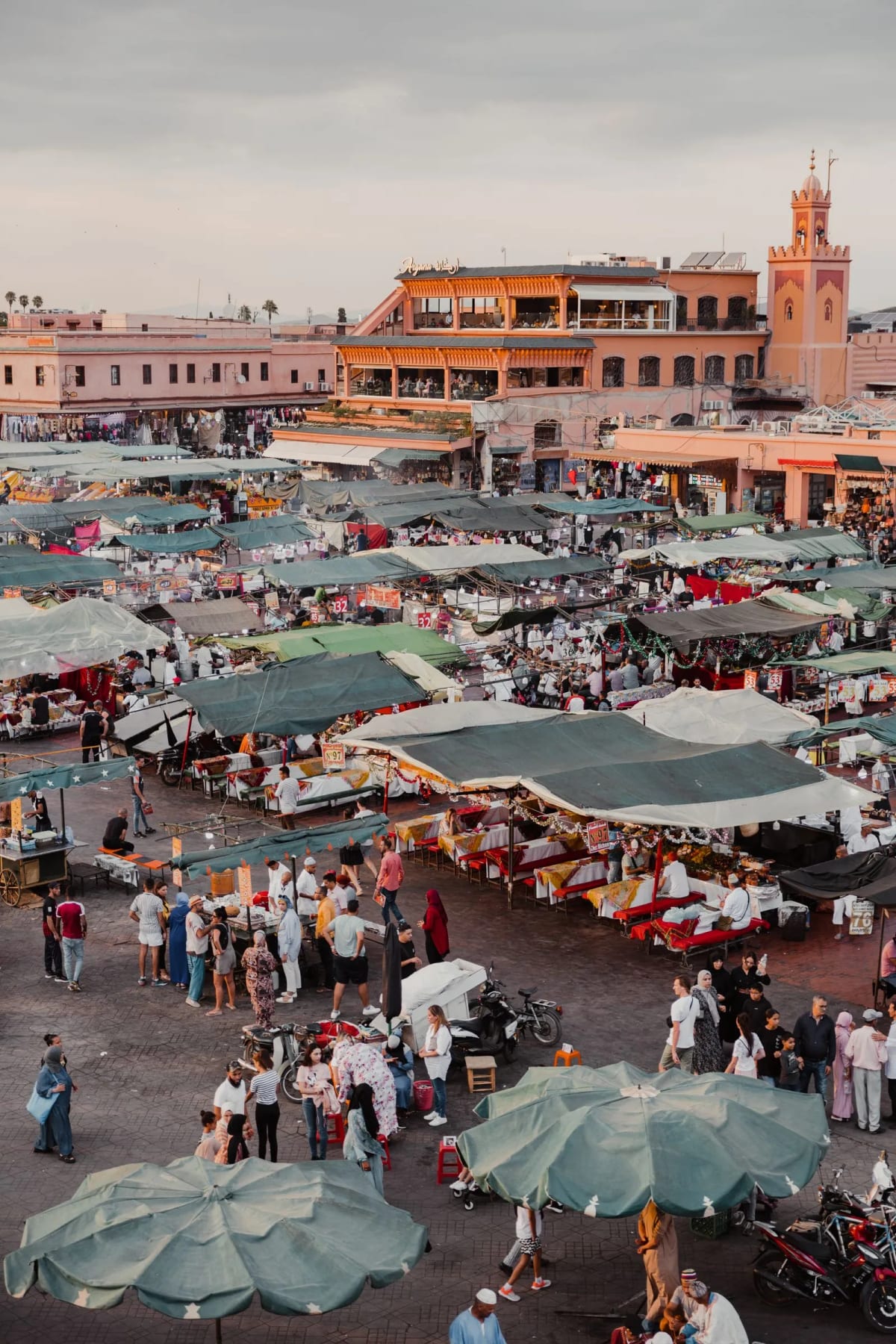 Stands de cuisine de rue sur la place Jemaa el-Fna à Marrakech au crépuscule