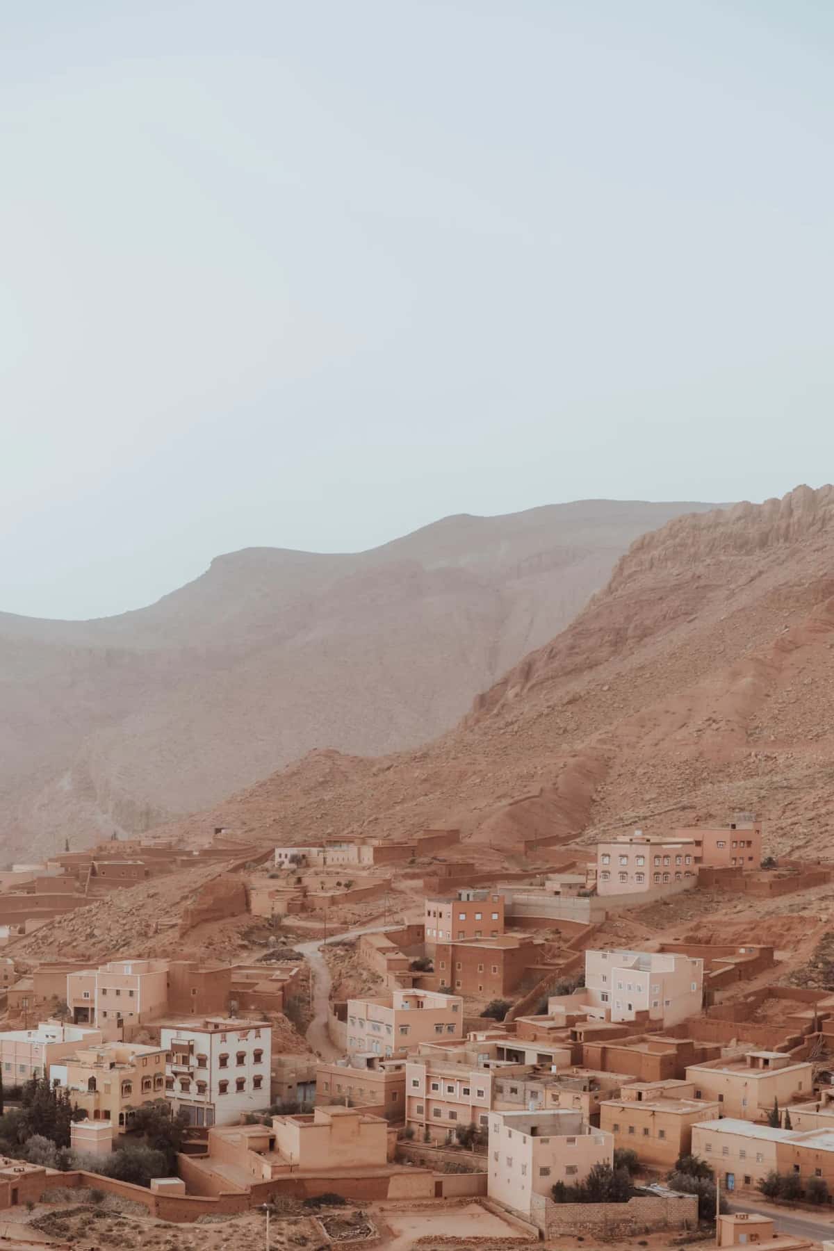 Vue aérienne du ksar d'Ait Ben Haddou avec les montagnes derrière