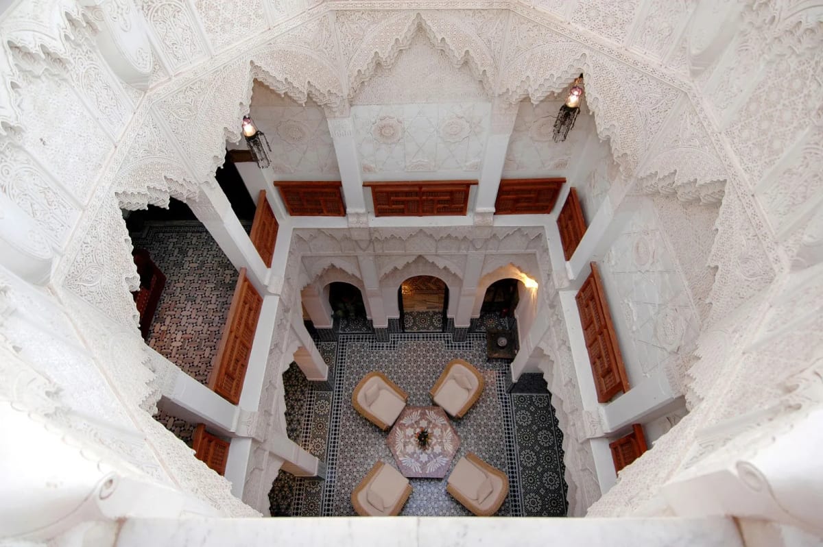 Patio d’un riad marocain traditionnel vu du dessus, stuc sculpté et zellige