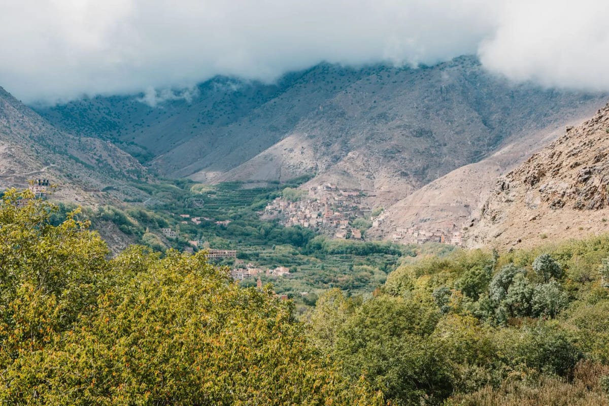 Village berbère en terrasses dans une vallée du Haut Atlas marocain