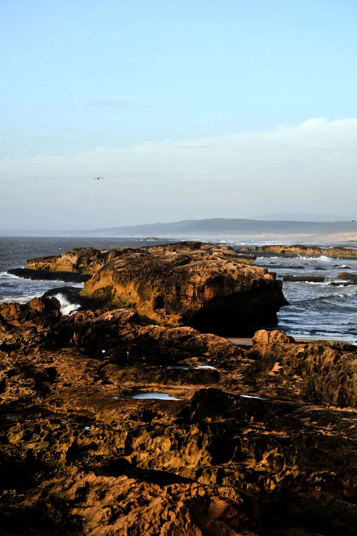 Cote rocheuse d'Essaouira au coucher du soleil