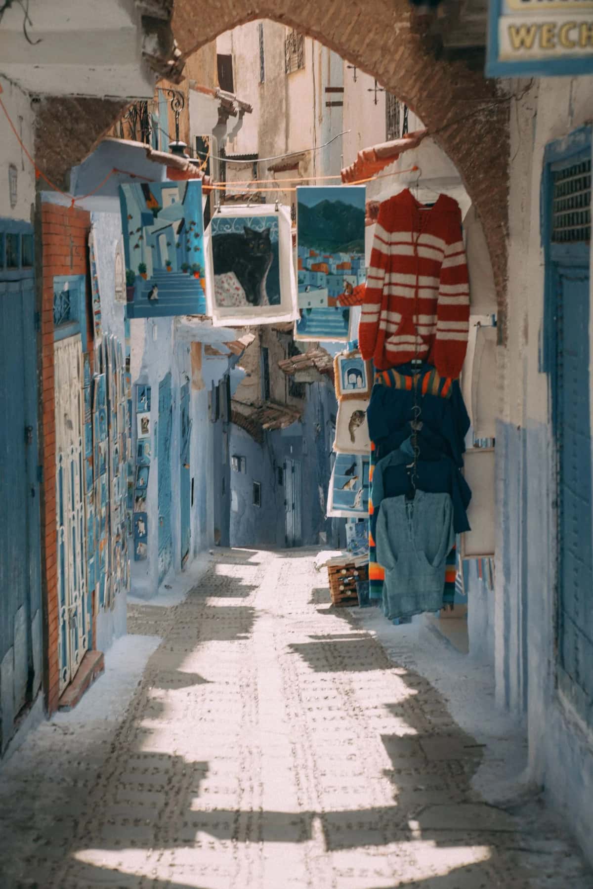 Ruelles bleues de Chefchaouen, Maroc, avec textiles colorés