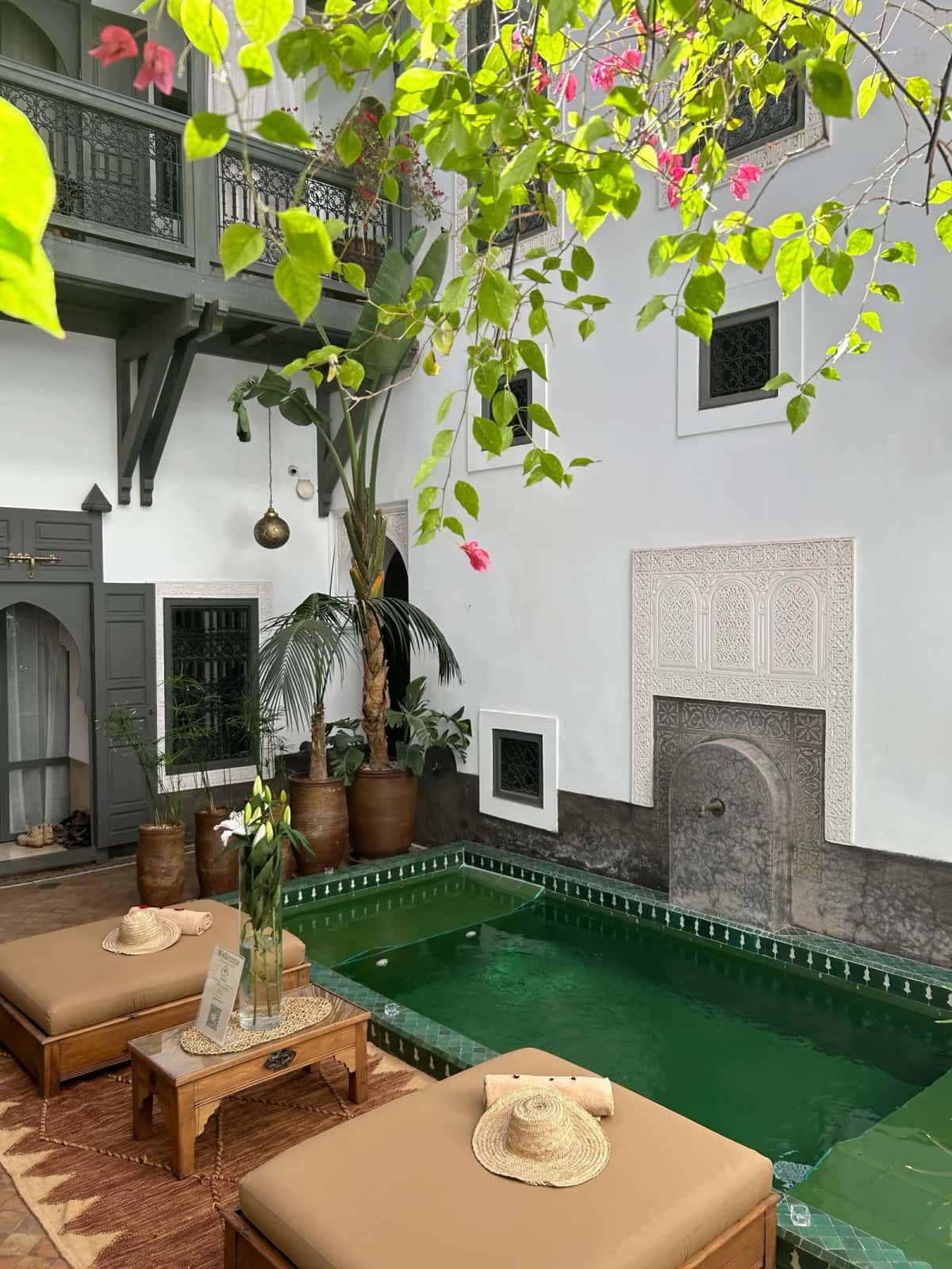 Patio d'un riad marocain avec piscine