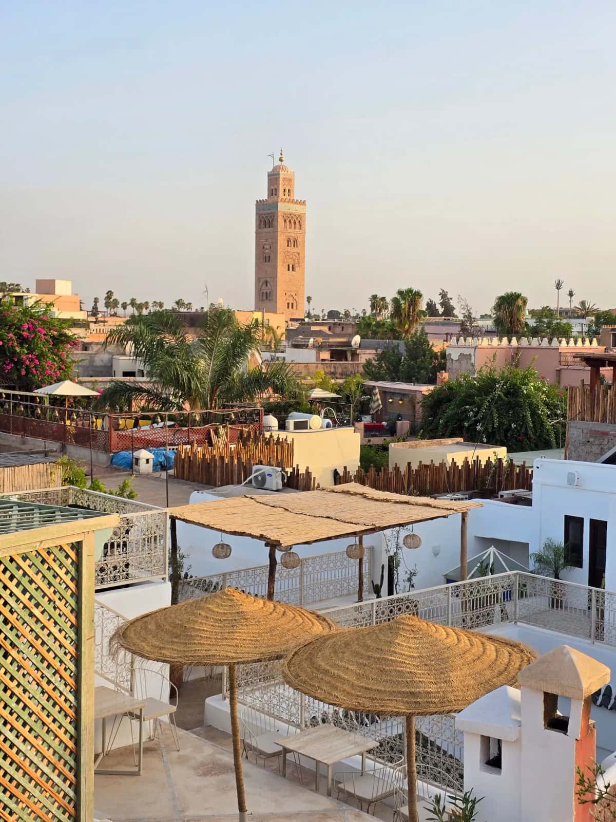 Vue panoramique sur les toits de Marrakech avec la mosquée Koutoubia au coucher du soleil