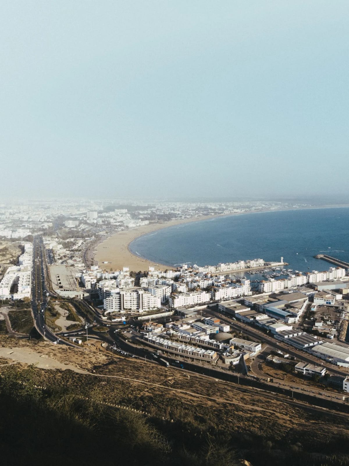 Vue aérienne de la baie et du front de mer d’Agadir