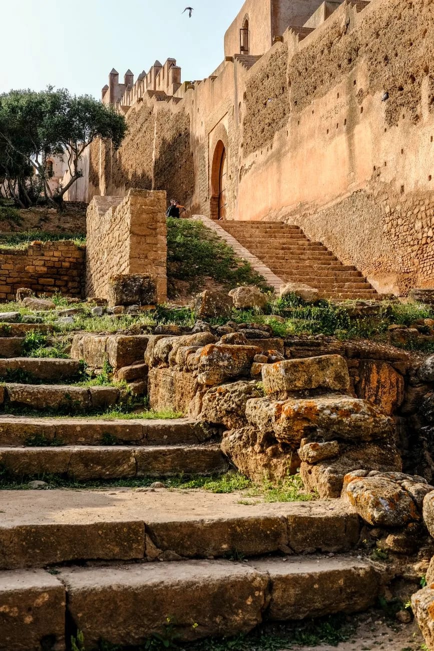 Escalier de pierre montant vers les remparts de la kasbah des Oudayas à Rabat