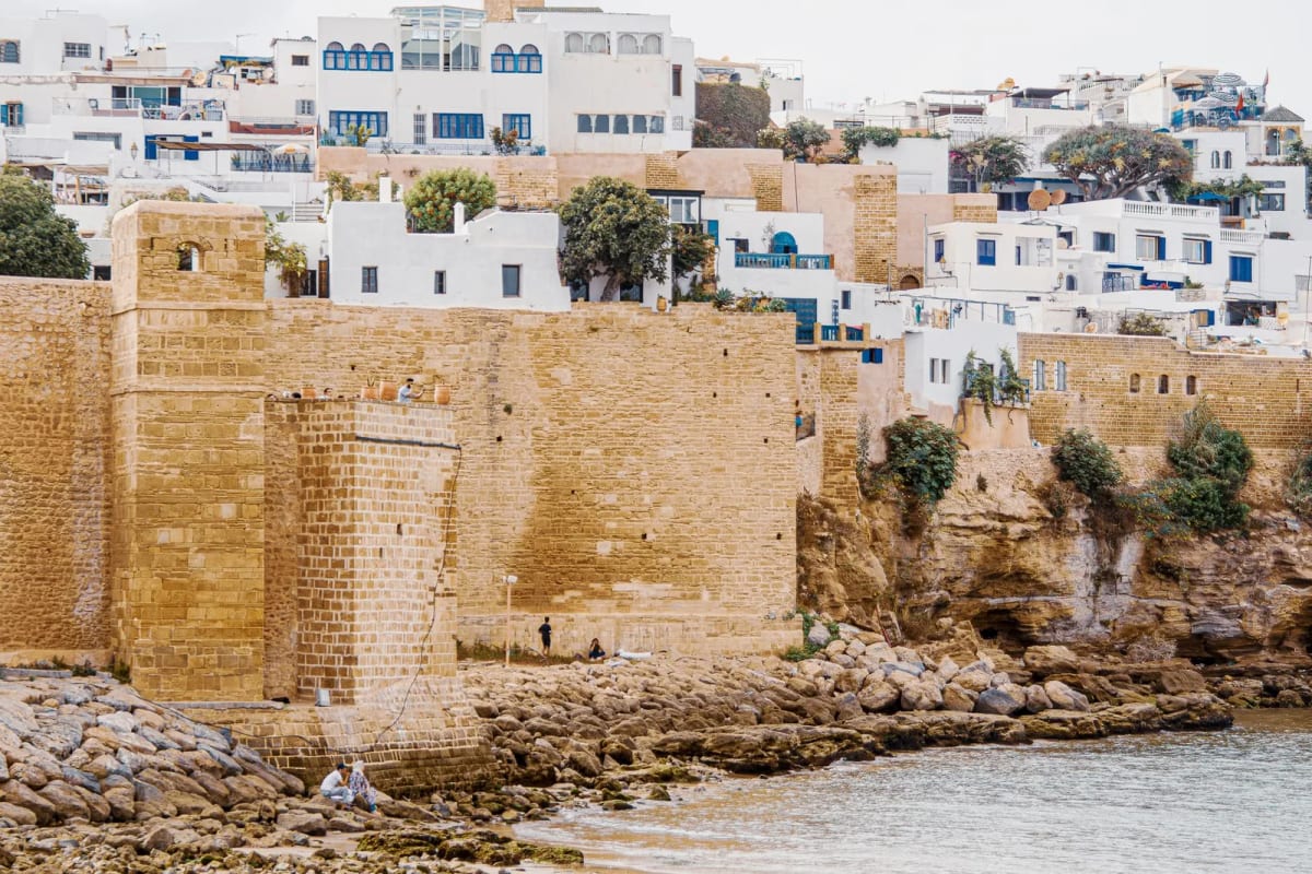 Kasbah des Oudayas à Rabat, maisons blanches et bleues au-dessus de l’océan