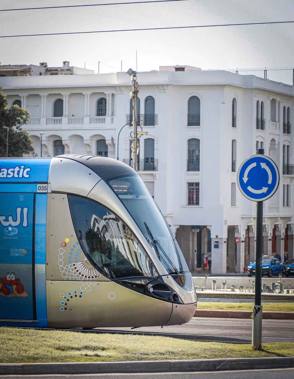 Rame de tramway de Rabat circulant devant les immeubles blancs de la ville nouvelle