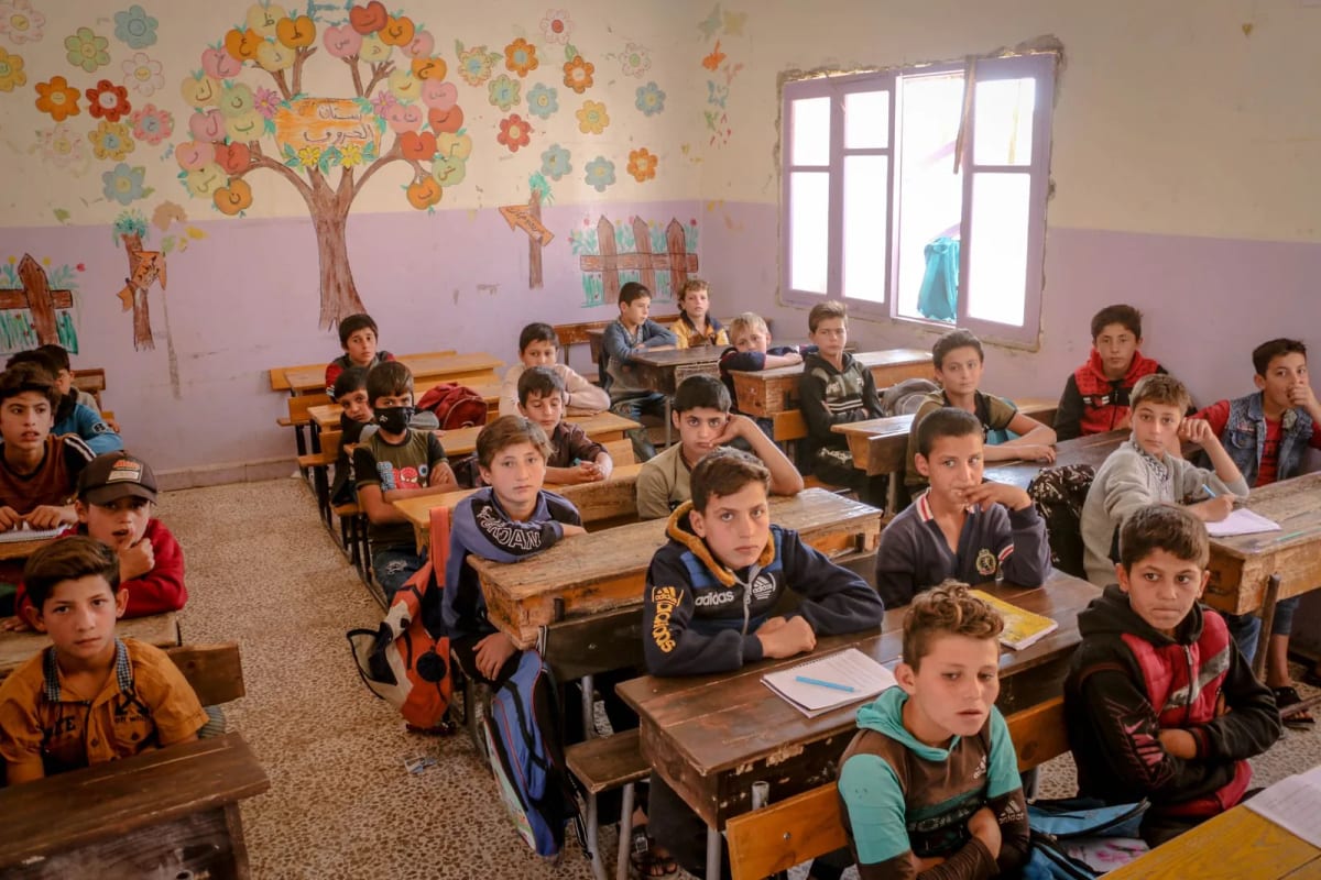 Salle de classe au Maroc, élèves assis à leurs tables face au tableau