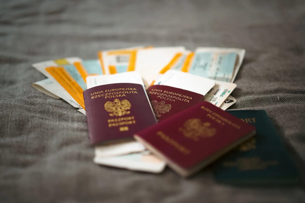 Passeports et cartes d’embarquement posés sur une table avant un départ