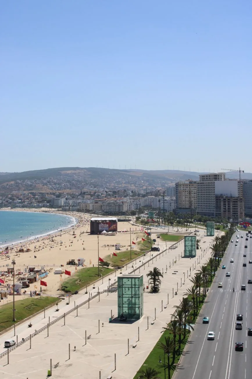 Baie de Tanger vue de la corniche, plage et immeubles du front de mer