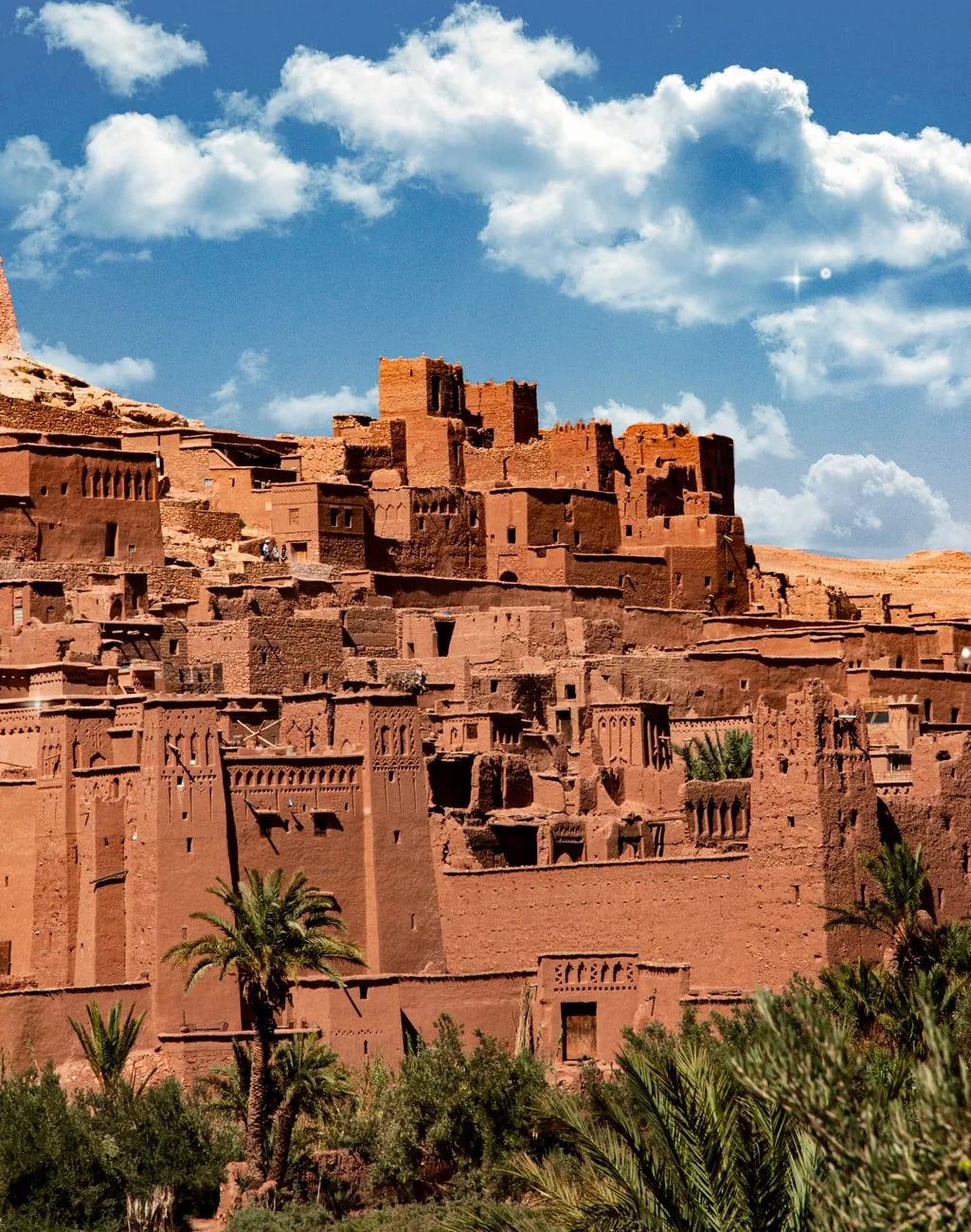 Le ksar d’Aït Ben Haddou, tours de terre étagées sur la colline au-dessus des palmiers